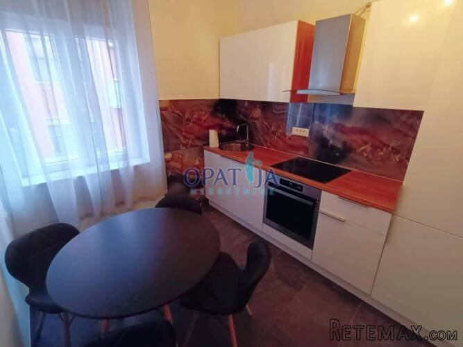 Moderno uređen peterosoban stan (4S+DB) sa velikim balkonom
