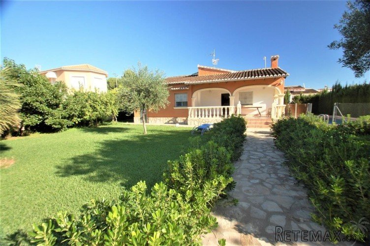 This delightful, detached property stands on a beautifully.. - 3