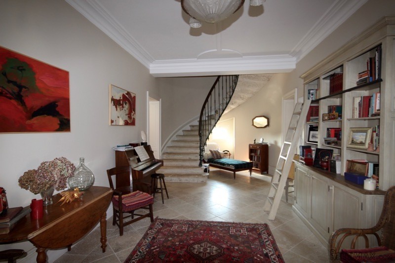 Stunning 5 bed-roomed/4 bathrooms.. - 2