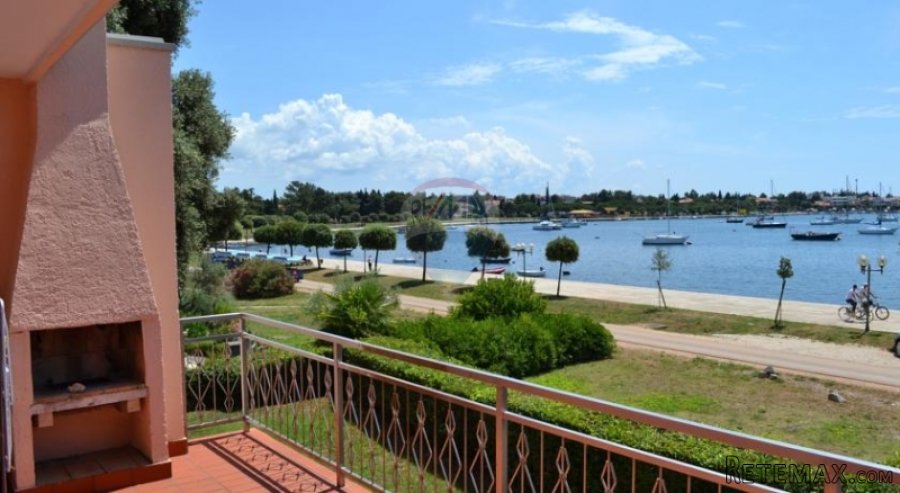 Umag- Kuća na atraktivnoj lokaciji, 1. red do mora