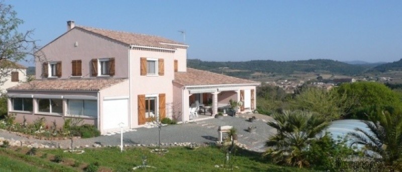 Attractive Villa With 237 m2 Of Living..