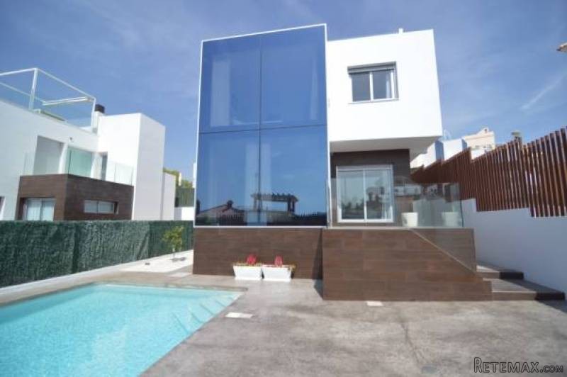 3 Bedroom 3 Bathroom Villa In Benidorm..