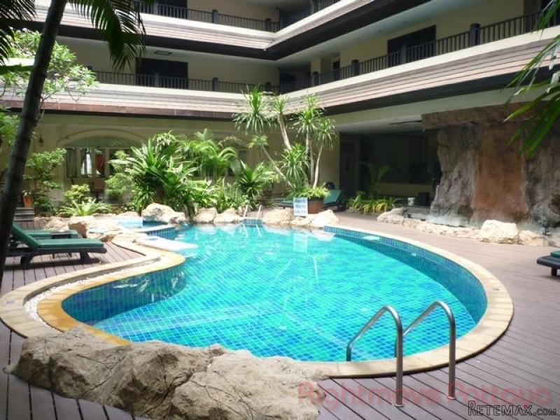 2 Bedroom Condo for sale in Pratumnak -..