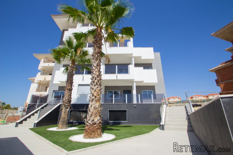 Los apartamentos se ubican en Villamartín, en un complejo..