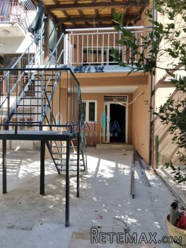 Obnovljena kuća s dvorištem u centru Pazina!