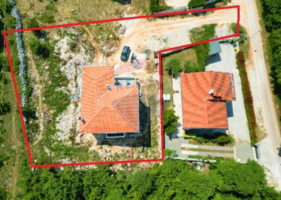 Rovinj-7km,novogradnja sa 2 stana na 965m2 okućnice