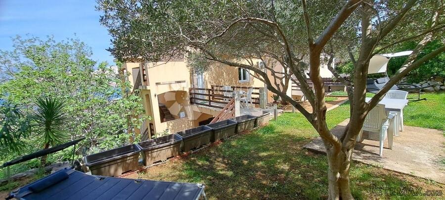 OTOK PAG KUĆA SA 4 APARTMANA - 2