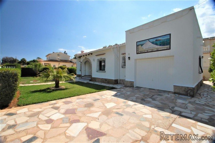 This pretty detached villa is only 1 km from the centre of.. - 2