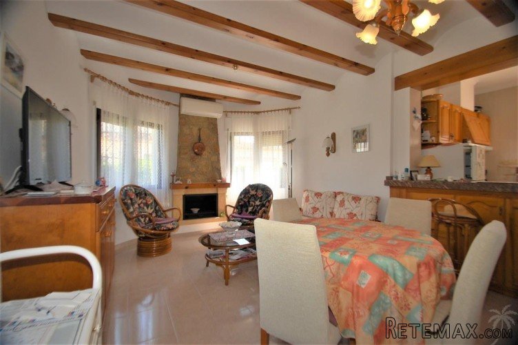 This pretty detached villa is only 1 km from the centre of.. - 3
