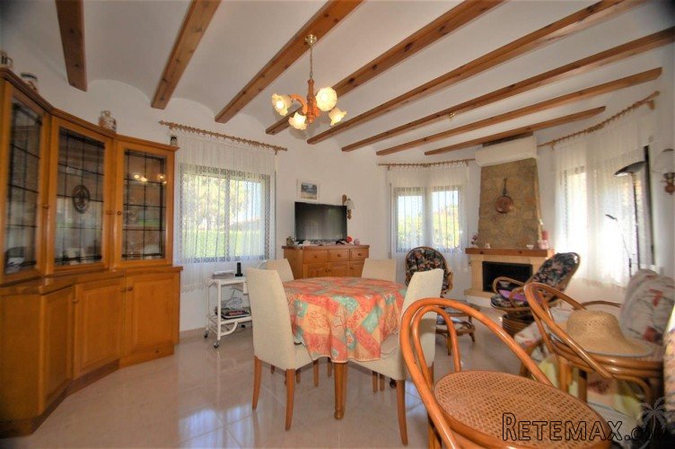 This pretty detached villa is only 1 km from the centre of.. - 4