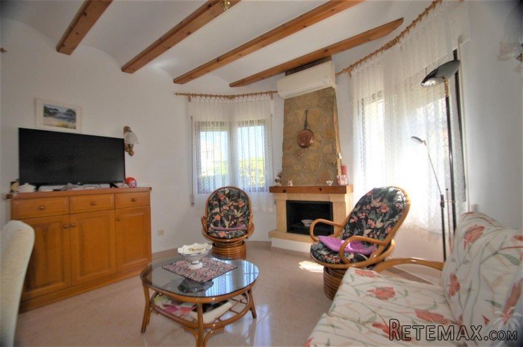 This pretty detached villa is only 1 km from the centre of.. - 5