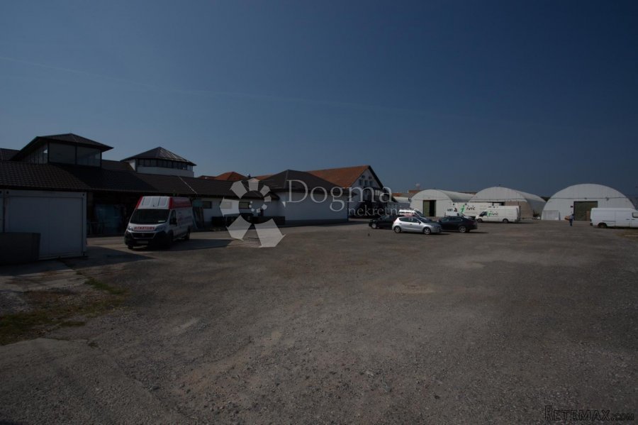 Prilika-poslovni kompleks u Sesvetama na zemljištu od 17.601 - 6