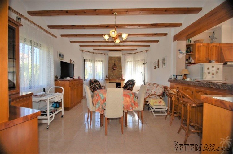 This pretty detached villa is only 1 km from the centre of.. - 6
