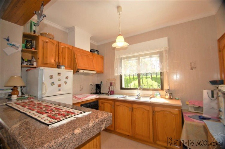 This pretty detached villa is only 1 km from the centre of.. - 7