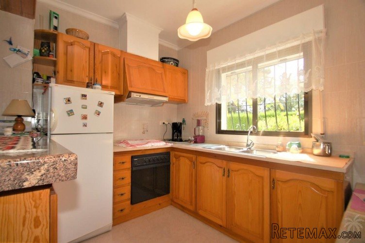 This pretty detached villa is only 1 km from the centre of.. - 8
