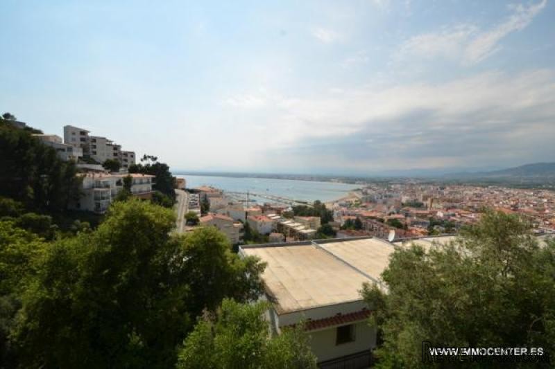 ROSES: Nice apartment with large..