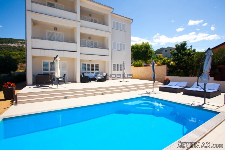 Rab, Banjol - kuća sa 6 apartmana i bazenom, okućnica 865m2 - 12