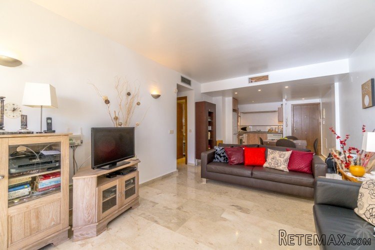 This beautiful renovated apartment is a stone's throw from.. - 2