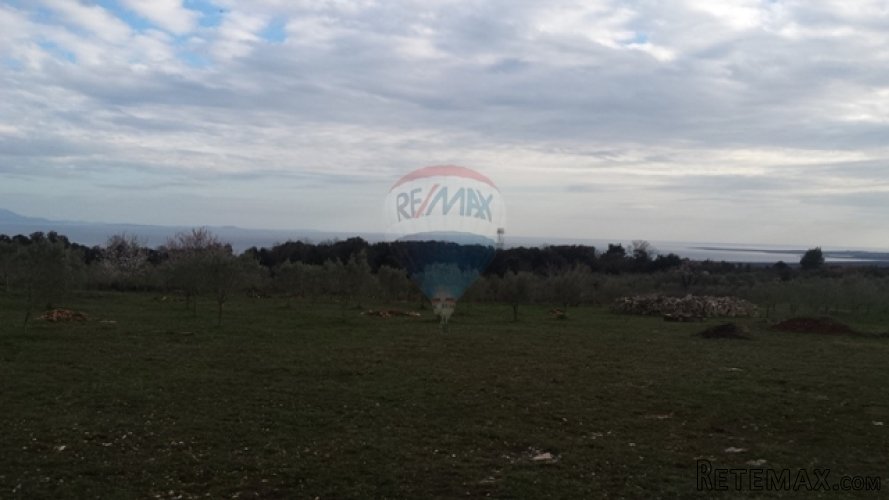 KRASAN GRAĐEVINSKI TEREN NA RUBU SELA - POGLED MORE - 2