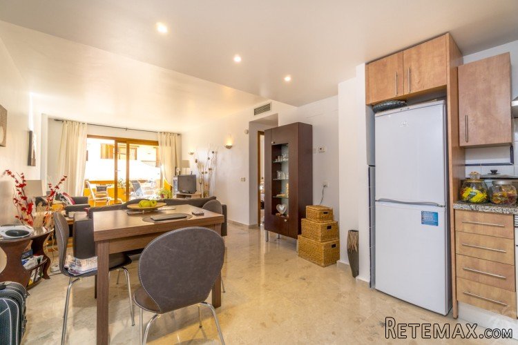 This beautiful renovated apartment is a stone's throw from.. - 4