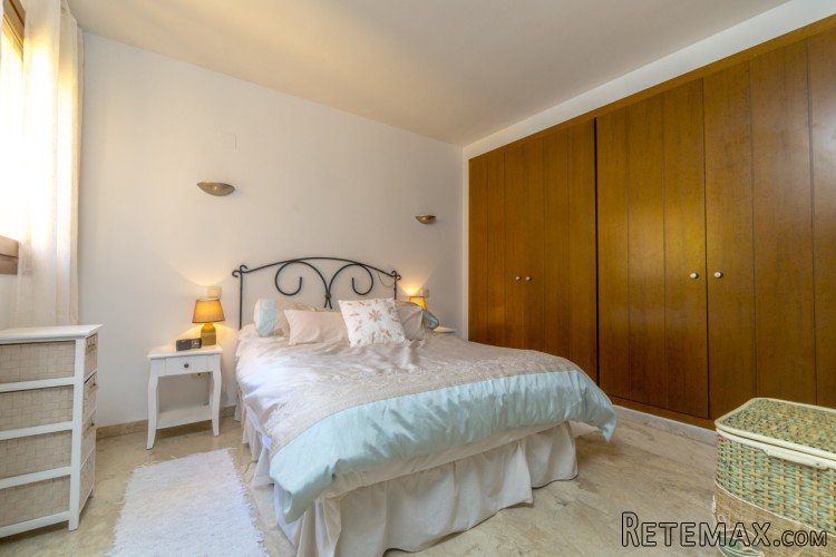 This beautiful renovated apartment is a stone's throw from.. - 5