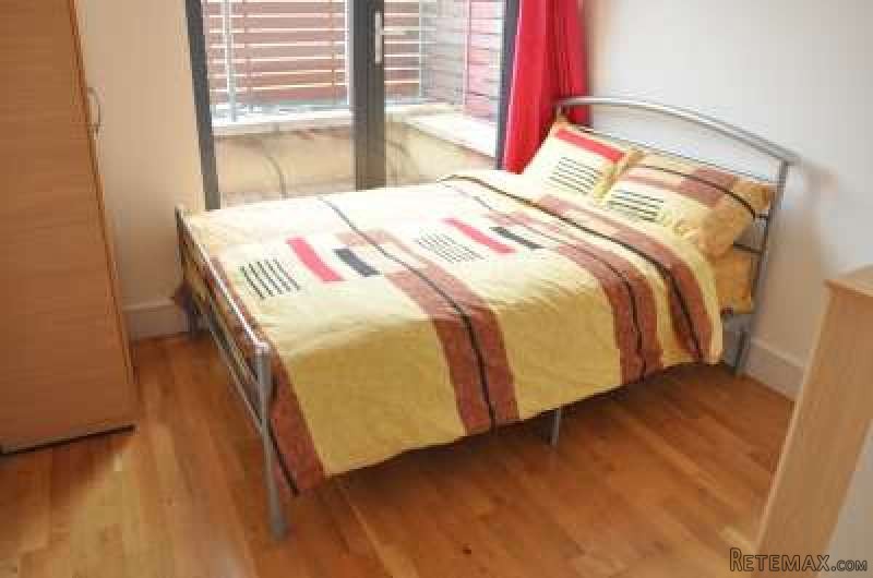 Single with double bed near Canary..