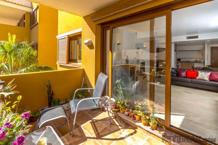 This beautiful renovated apartment is a stone's throw from.. - 6