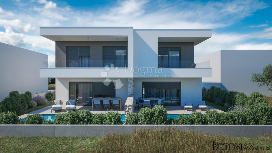 VODICE – Moderna dvojna kuća s bazenom na mirnoj lokaciji! S