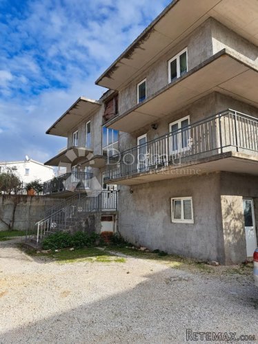 PROSTRANA KUĆA SA APARTMANIMA + POSLOVNI PROSTOR