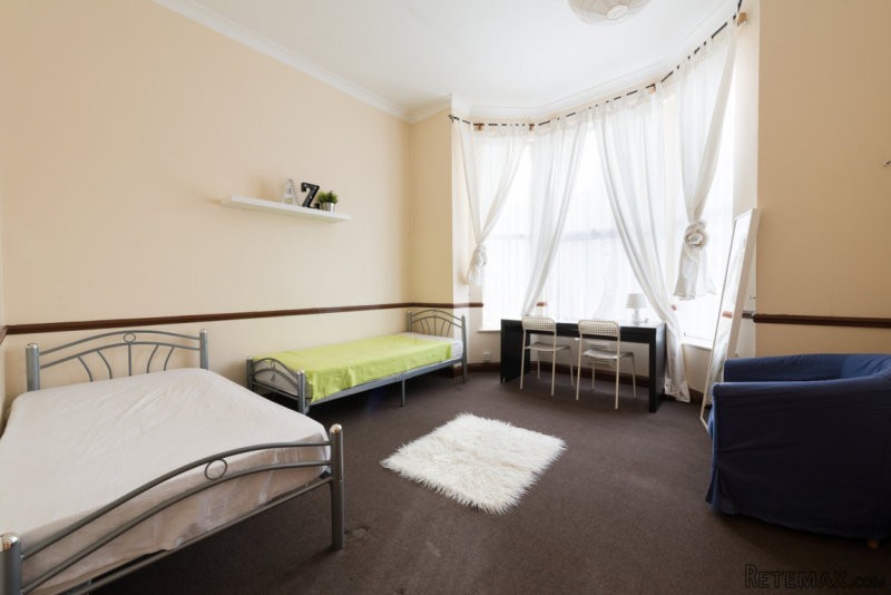 Twin with 2 single bed near Stratford..