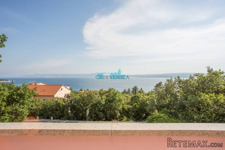 Crikvenica - kuća s 5 apartmana, garažom, 9 parkirnih m..