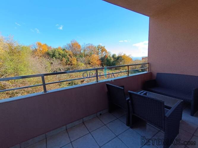 Pobri - 3 sobni stan, balkon, velika terasa i 2 parkirna..