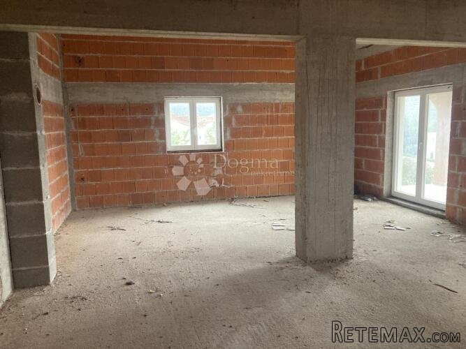 LOZOVAC– Prostor za najam – dvije etaže po 240 m², mogućnost - 2