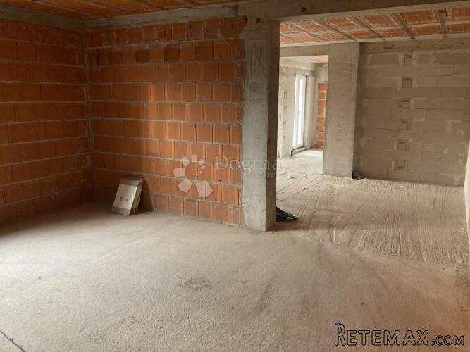 LOZOVAC– Prostor za najam – dvije etaže po 240 m², mogućnost - 3