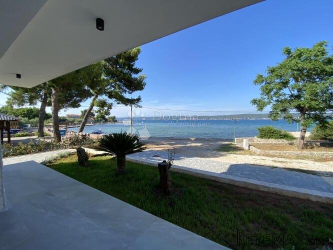 Otok Pašman, Neviđane, apartman 1. red do mora