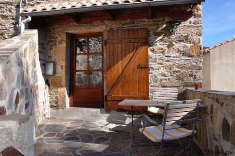 Idyllic Setting For This Pretty Stone.. - 2