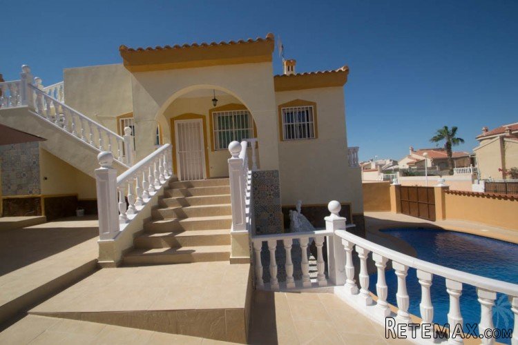This semi-detached villa can be found in Quesada just 1 km.. - 8