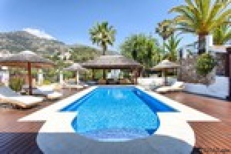 4 Bedrooms - Villa - Malaga - For Sale