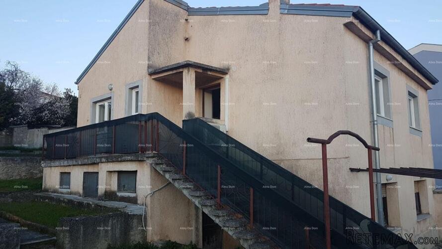 Pula! Kuća s dva stana i velikim vrtom. Blizina Mup-a.