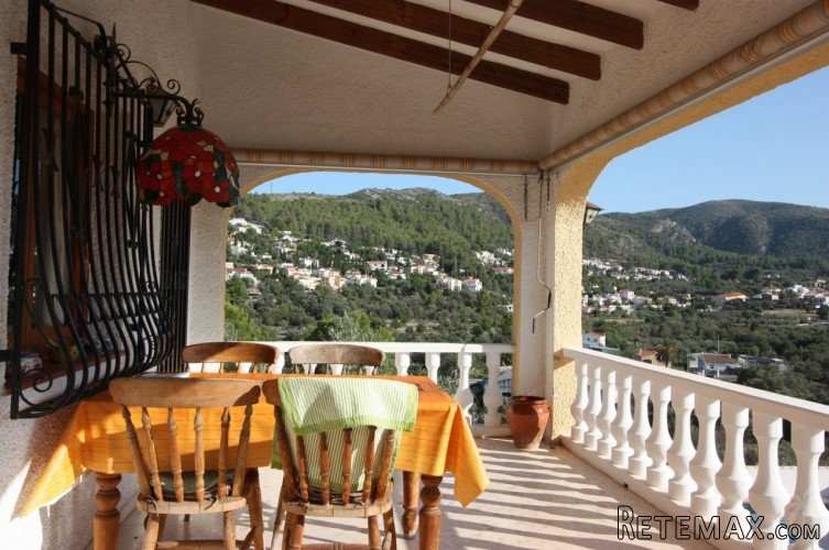 South facing 2 bedroom villa for sale within easy walking.. - 2