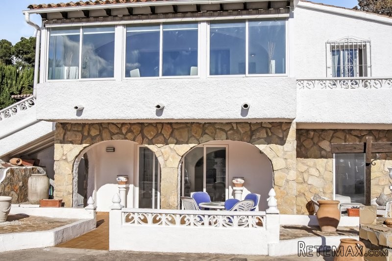 4 Bedroom villa 3 minutes walk from..
