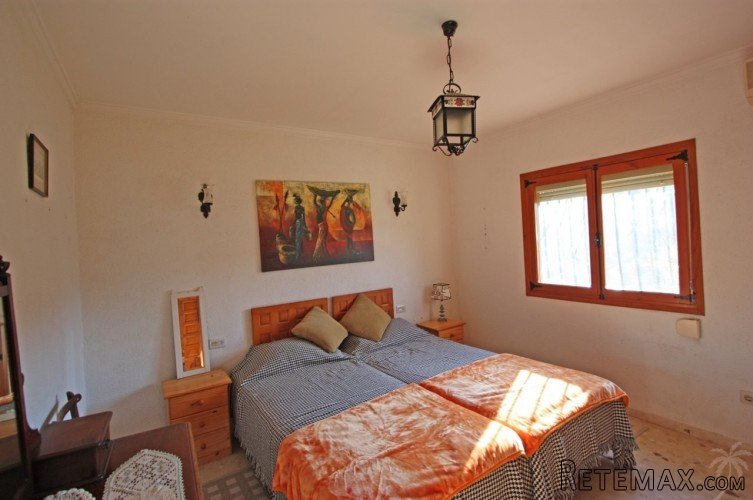 South facing 2 bedroom villa for sale within easy walking.. - 7