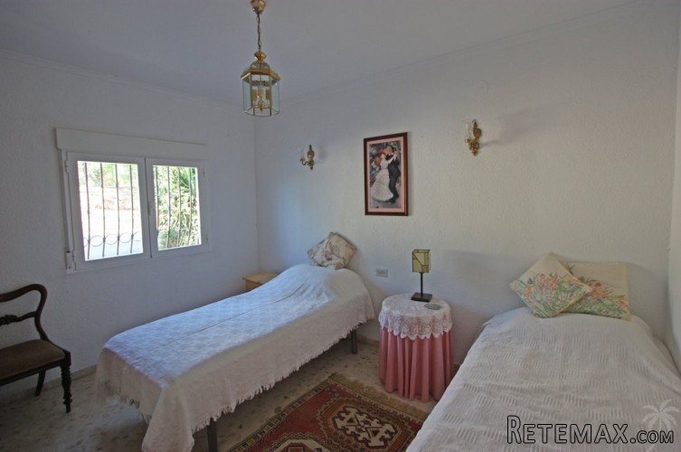 South facing 2 bedroom villa for sale within easy walking.. - 8