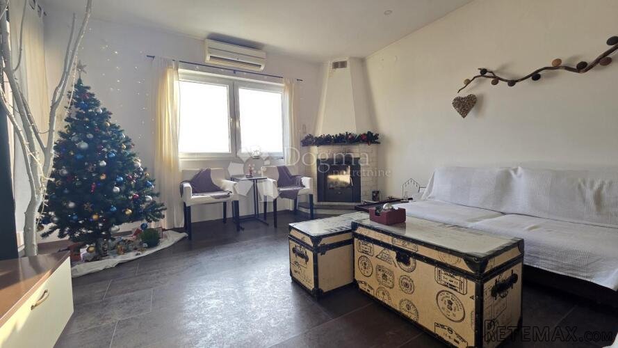 Samostojeća kuća sa tri stana, garsonjerom i pogledom - 2