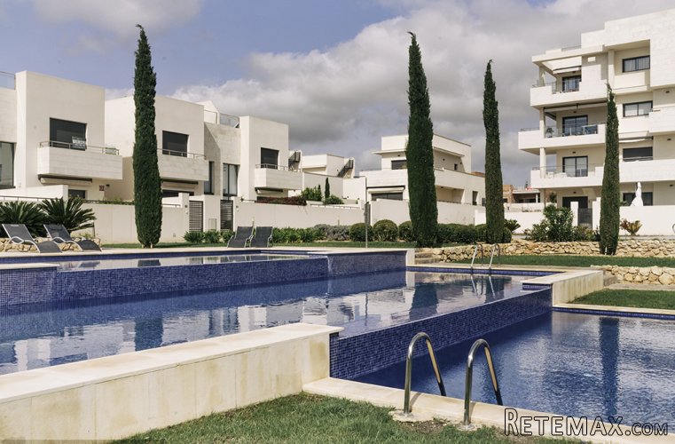 Los apartamentos se ubican en Villamartín, en un complejo..