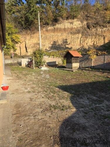 Idealna za obitelj ili ulaganje – kuća s okućnicom na Dunavu - 3