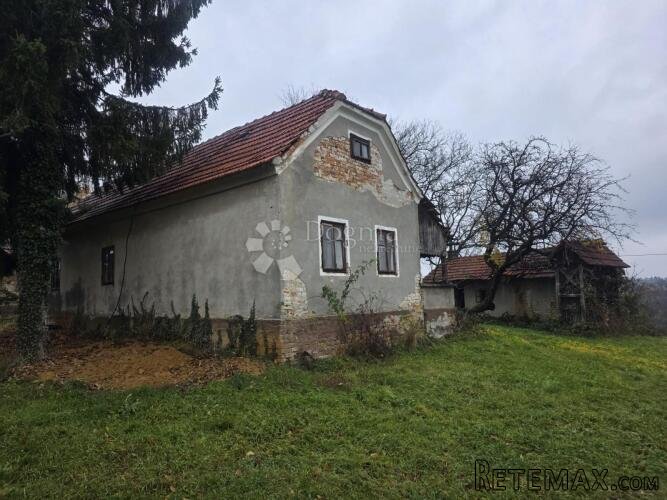 Kuća za adaptaciju ili rušenje na parceli 810 m² – odlična p