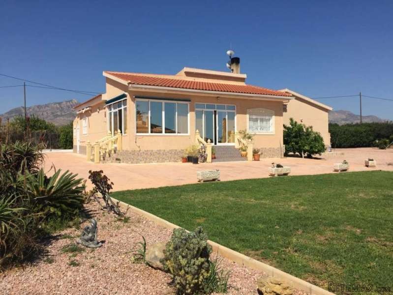 Well Presented 3 Bedroom Villa For Sale..