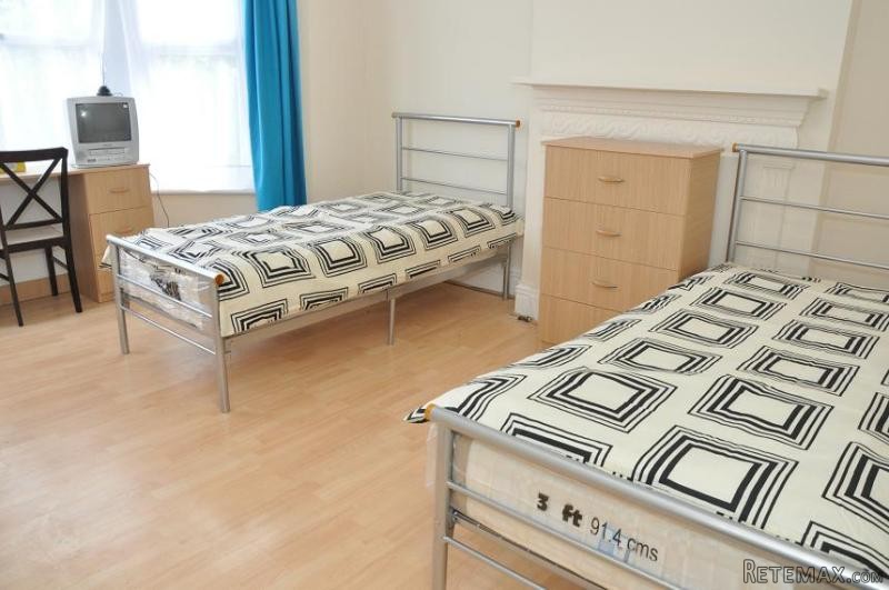 Twin with 2 single bed near Turnpike..