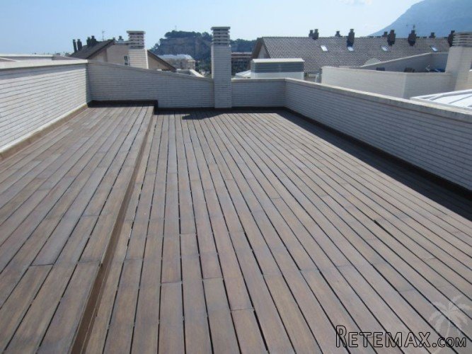 This 3 bedroom, 2 bathroom penthouse with large terraces is.. - 2